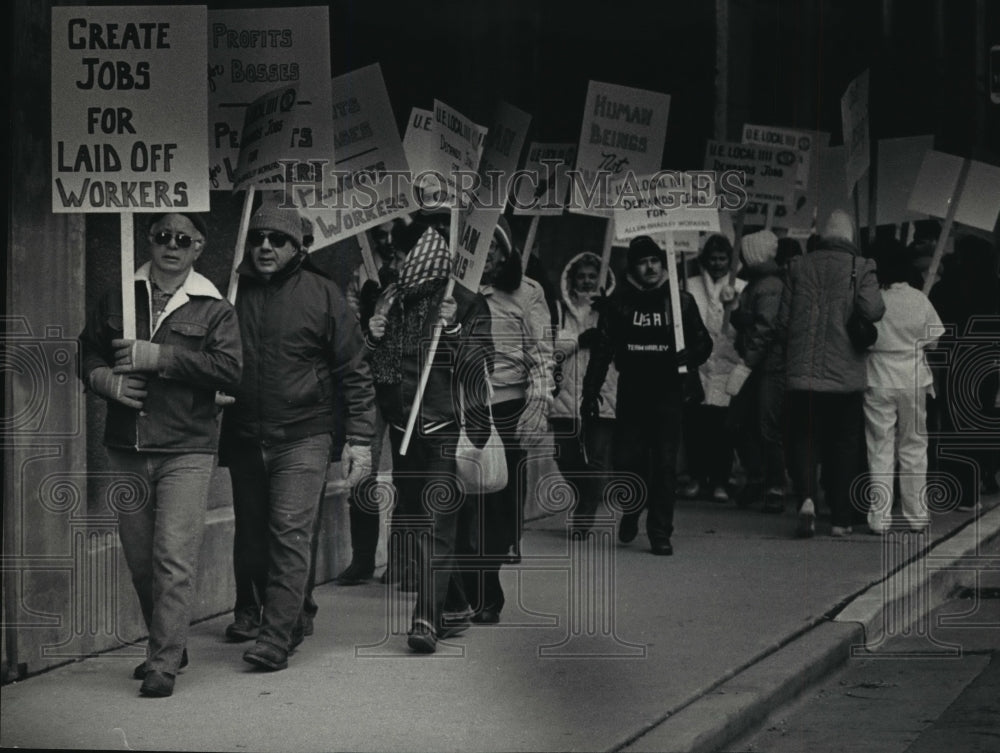 1986 Press Photo Pickets protest A-B's hiring policy - mja06511 - Historic Images