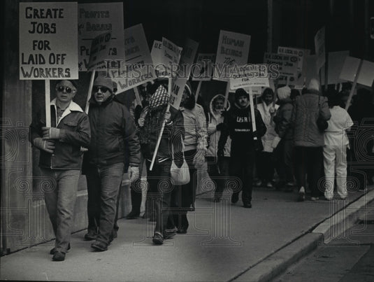 1986 Press Photo Pickets protest A-B's hiring policy - mja06511 - Historic Images