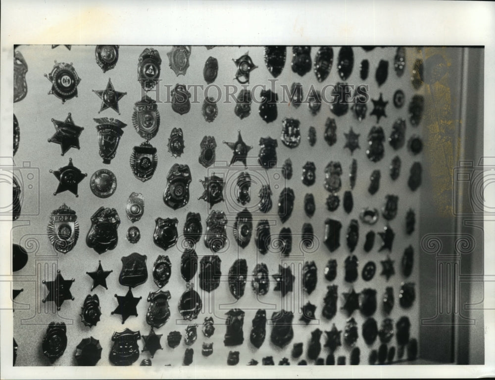 1991 Press Photo Row of police badges at American Police Hall of Fame and Museum - Historic Images