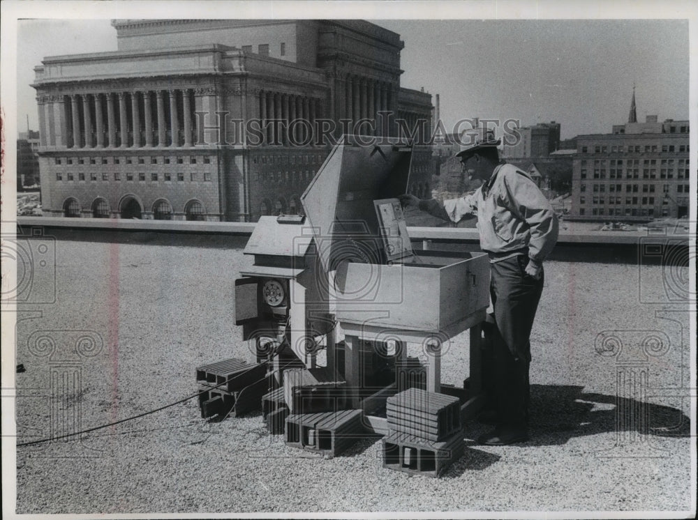 1967 Press Photo Milwaukee&#39;s air pollution is tested by the federal government - Historic Images