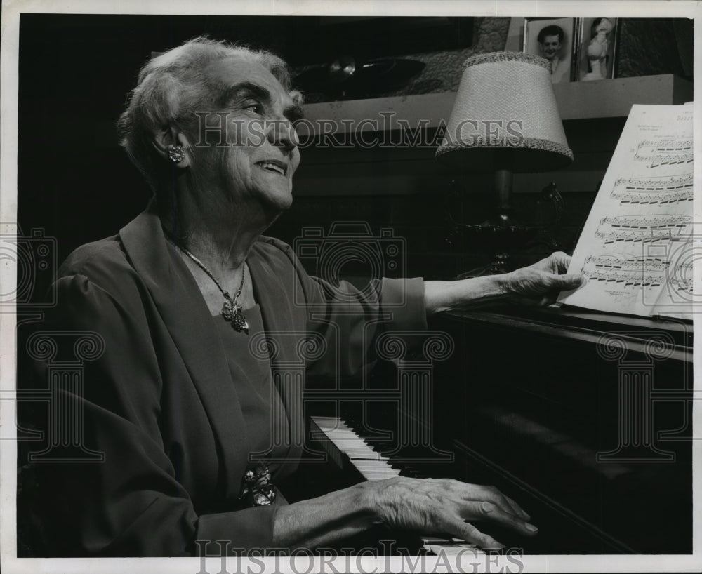1952 Press Photo Mrs. Martha Clevenger Kimmit, 6915 Auburn av., Wauwatosa - Historic Images