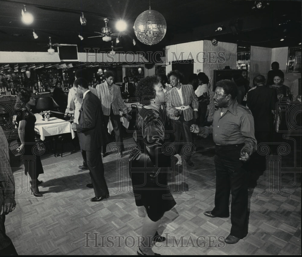 1985 Press Photo A crowd mixed it up on the dance floor of the Flamingo Club - Historic Images