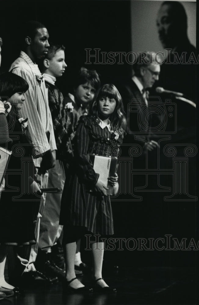 1989 Press Photo Elizabeth Shultz stepped out to watch other King essay winners - Historic Images