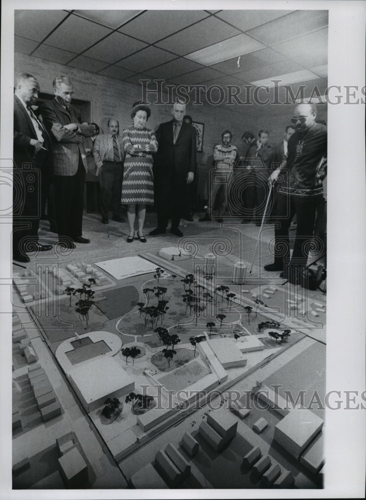 1971 Press Photo Martin Luther King Park scale model presented at Courthouse-Historic Images