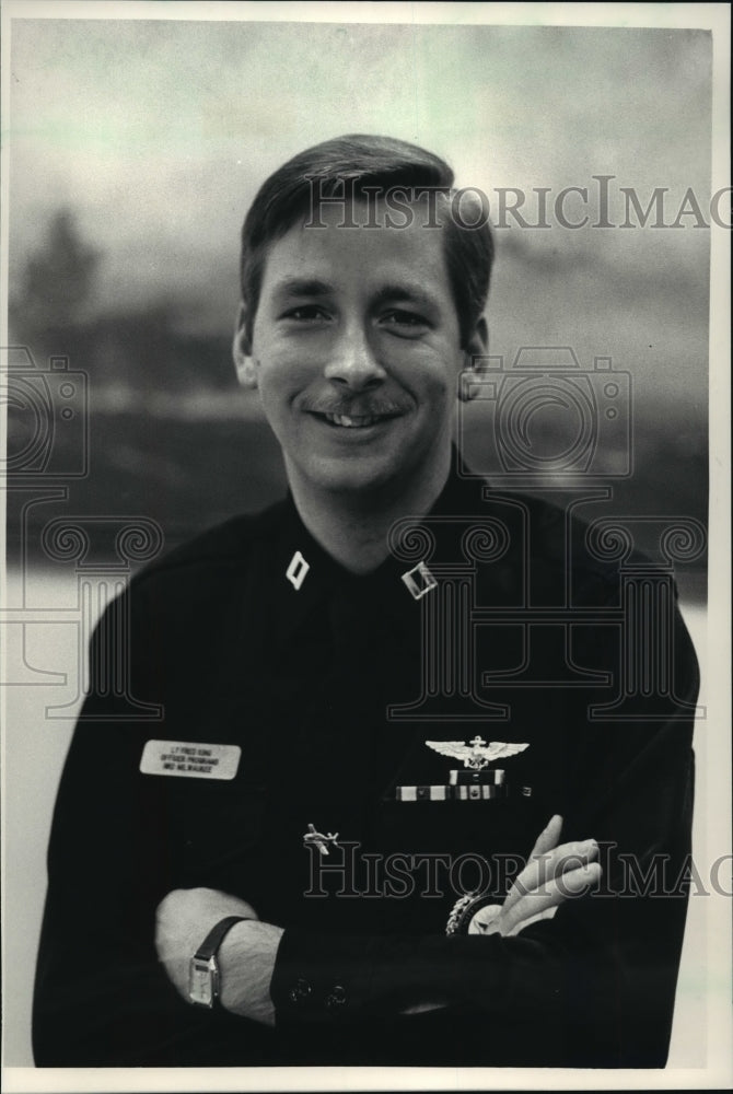 1986 Press Photo Lt Fred King, recruiter at Milwaukee&#39;s Navy Recruiting Dist - Historic Images
