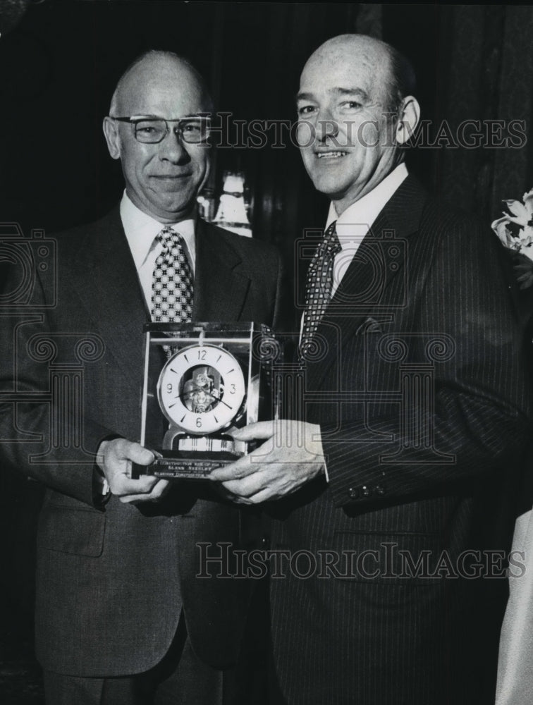 1974 Press Photo Gordon King &amp; Glenn Neesley named Contractors of the Year - Historic Images