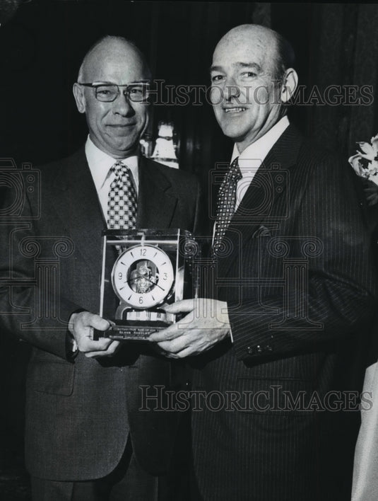 1974 Press Photo Gordon King & Glenn Neesley named Contractors of the Year - Historic Images