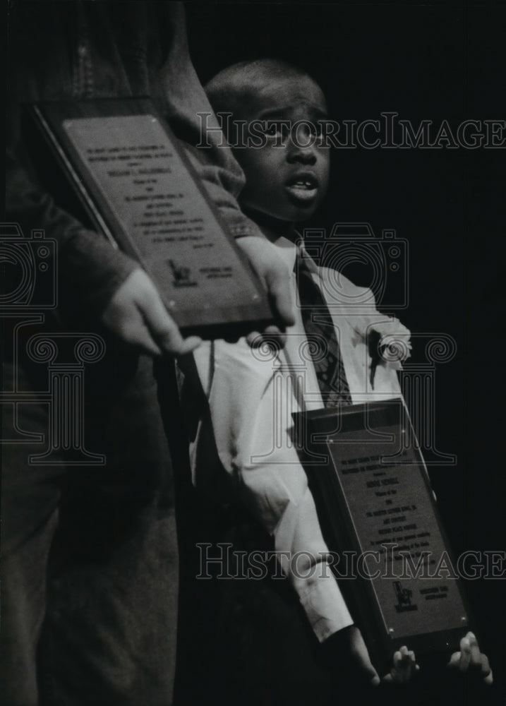 1994 Press Photo Sunni Newell waits during a ceremony at the PAC for his award-Historic Images