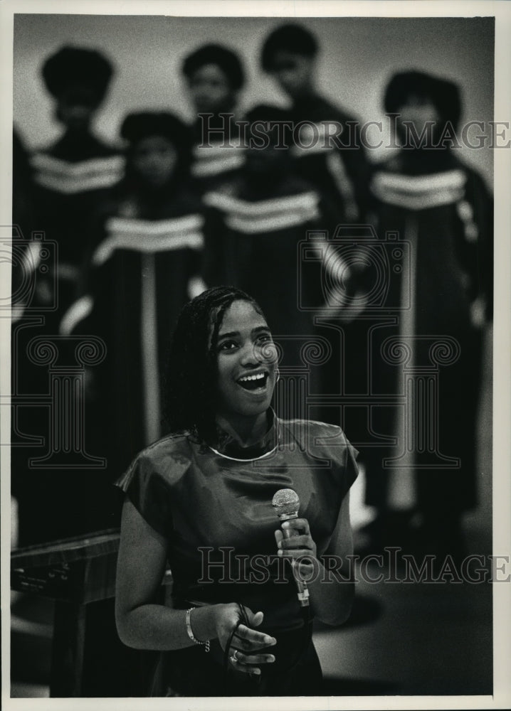 1989 Press Photo Deidra Brooks sings with the North Division High School choir - Historic Images