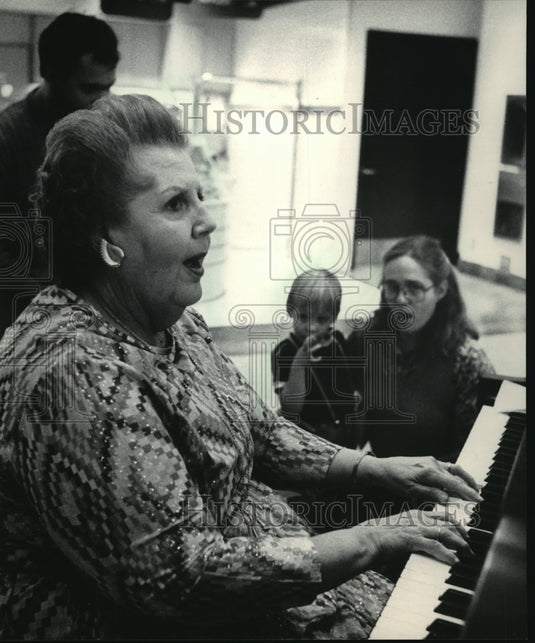 1984 Press Photo Cathy Sanford and her son Jonathan joined Harriet King - Historic Images