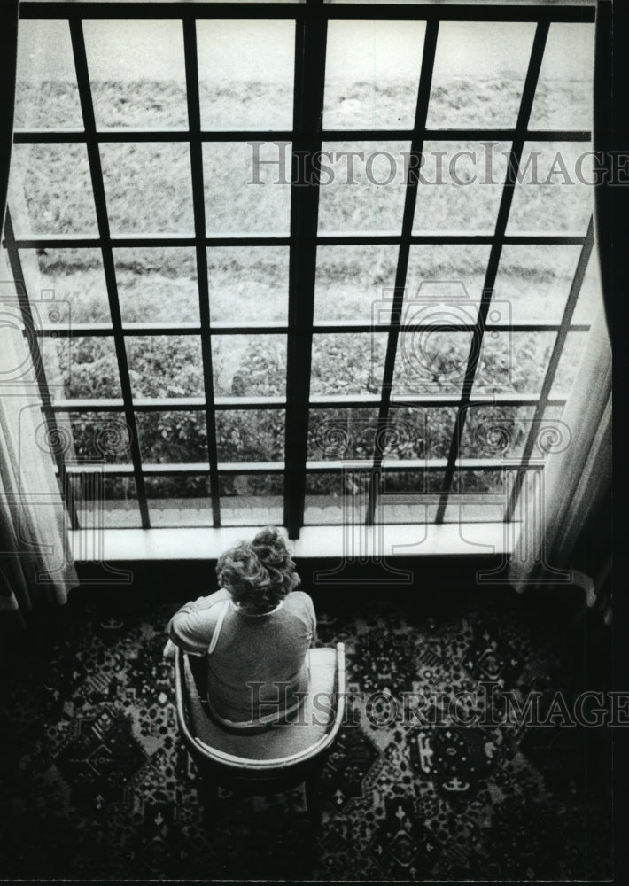 1984 Press Photo Woman sits at clubhouse window - mja06649 - Historic Images