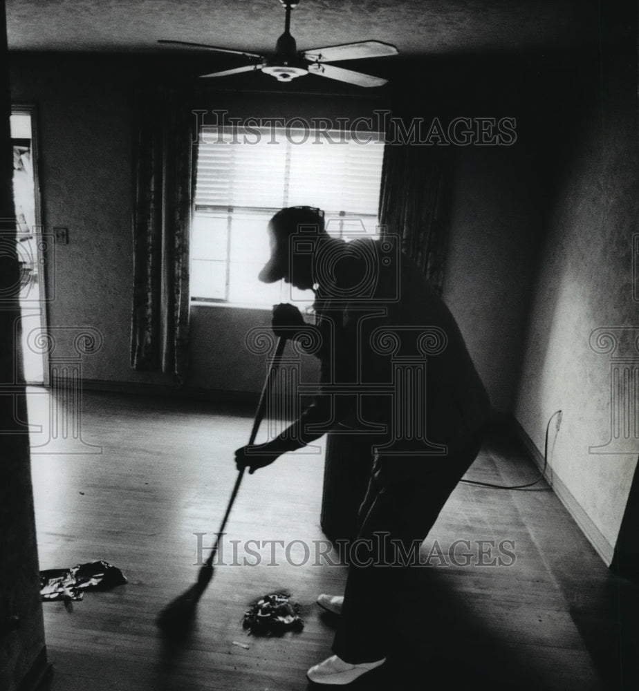 1984 Press Photo Ira Lacky helped clean up the Loughney home - mja06654-Historic Images