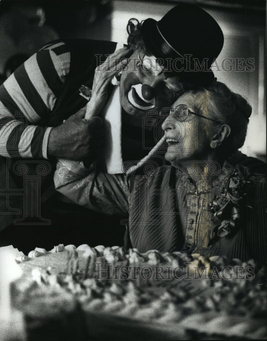 1990 Press Photo Clara Gaulke got hug from Mike the Clown during cake ceremony - Historic Images