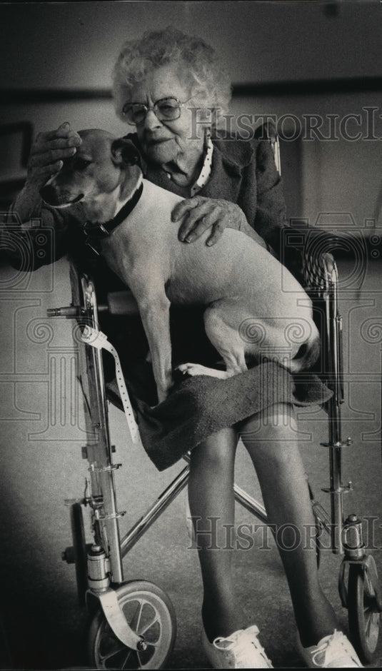 1992 Press Photo Martha Riesen, known as Daisy, cuddles Schnapps, her pet dog - Historic Images