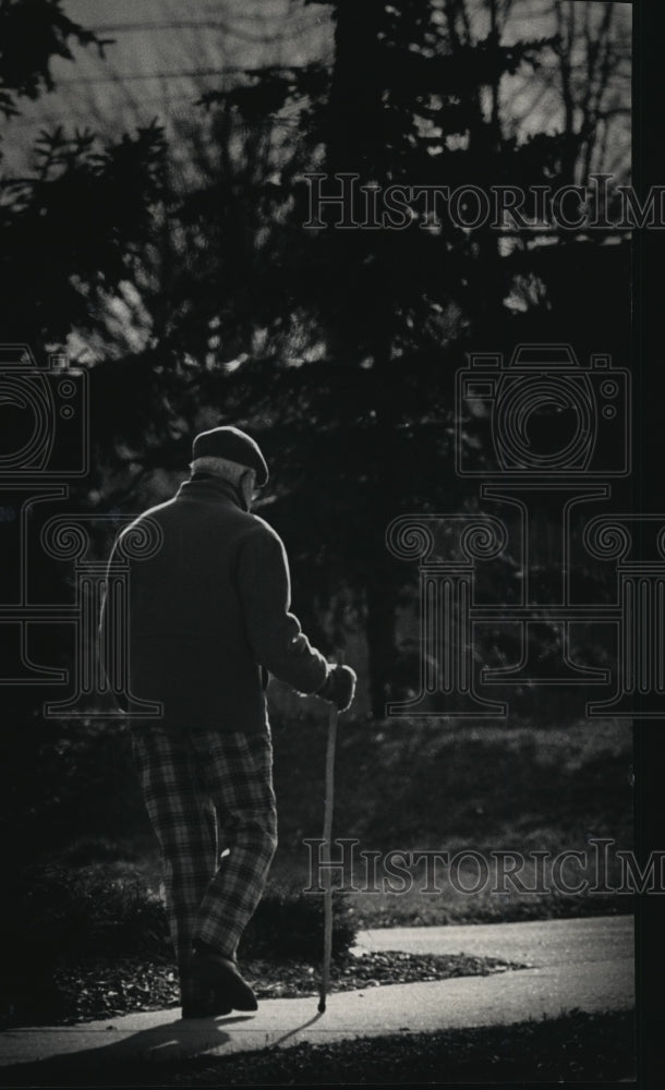 1992 Press Photo John Balestrieri takes his daily walk to visit his brother - Historic Images