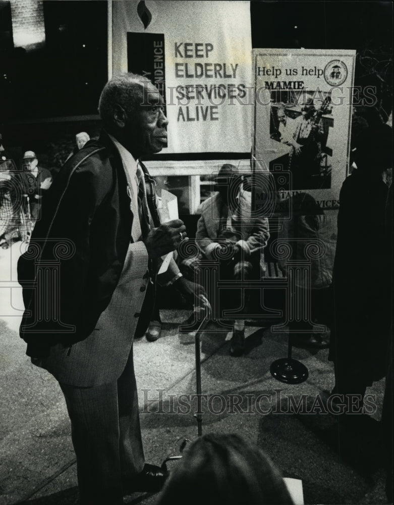 1989 Press Photo Mr. Jones joined the senior citizens who were holding a vigil - Historic Images