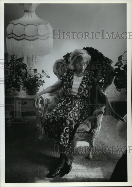 1994 Press Photo Naydean Swanigan relaxing next to a vintage lampshade - Historic Images
