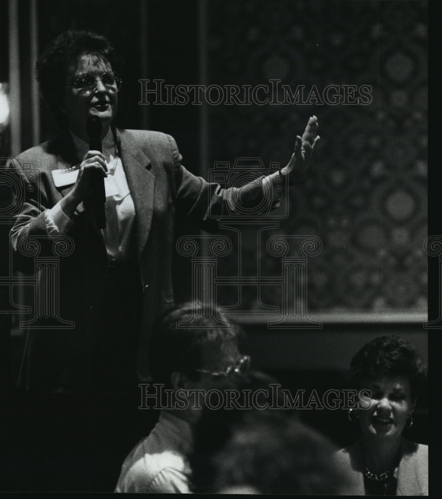1990 Press Photo Marilyn Berger speaks at a Waukesha Area Chamber of Commerce - Historic Images
