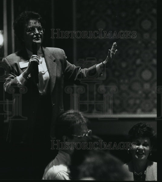 1990 Press Photo Marilyn Berger speaks at a Waukesha Area Chamber of Commerce - Historic Images