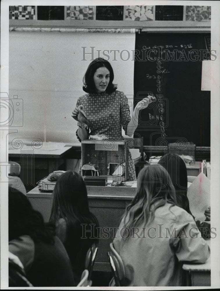 1975 Press Photo Mary Bero, 9412 Beverly Pl., Wauwatosa at Vieau School - Historic Images