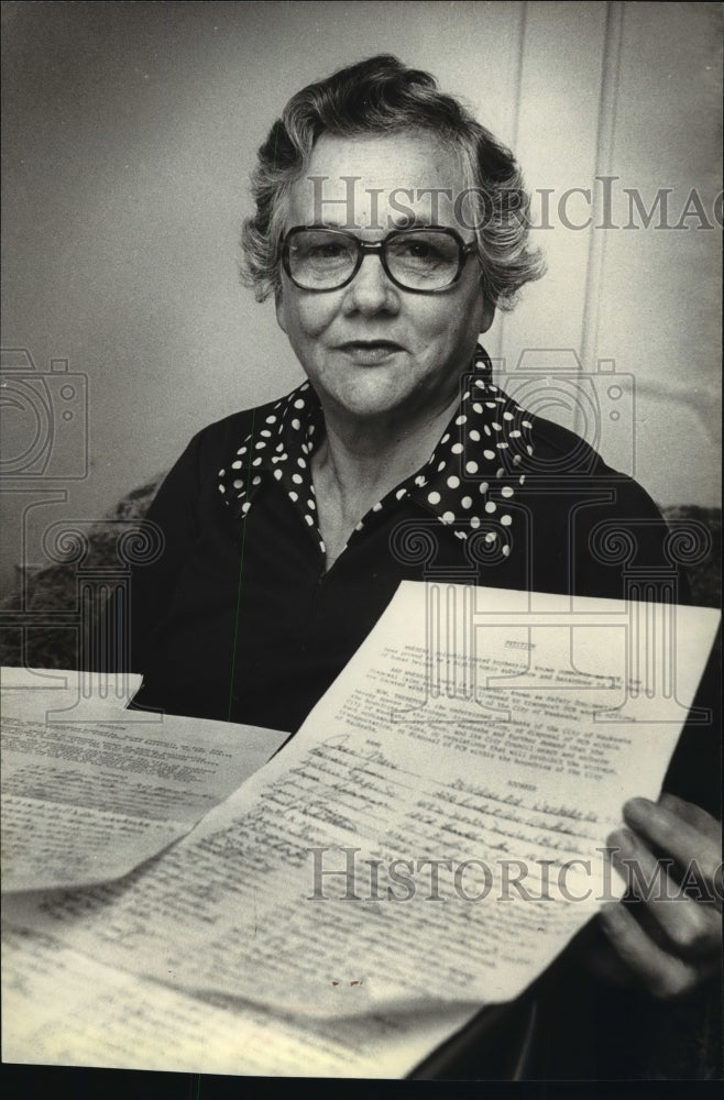 1980 Press Photo Katherine Bigg is concerned about the dangers of PCB - Historic Images