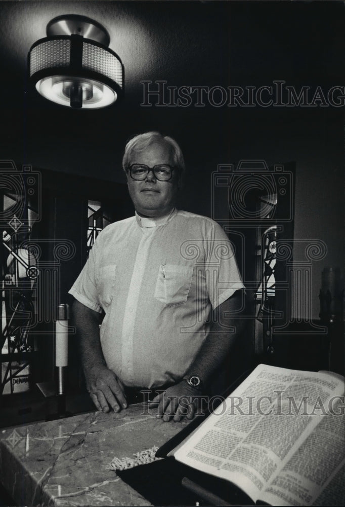 1988 Press Photo Father Michael Bigley, associate pastor at Mother of Good Couns-Historic Images