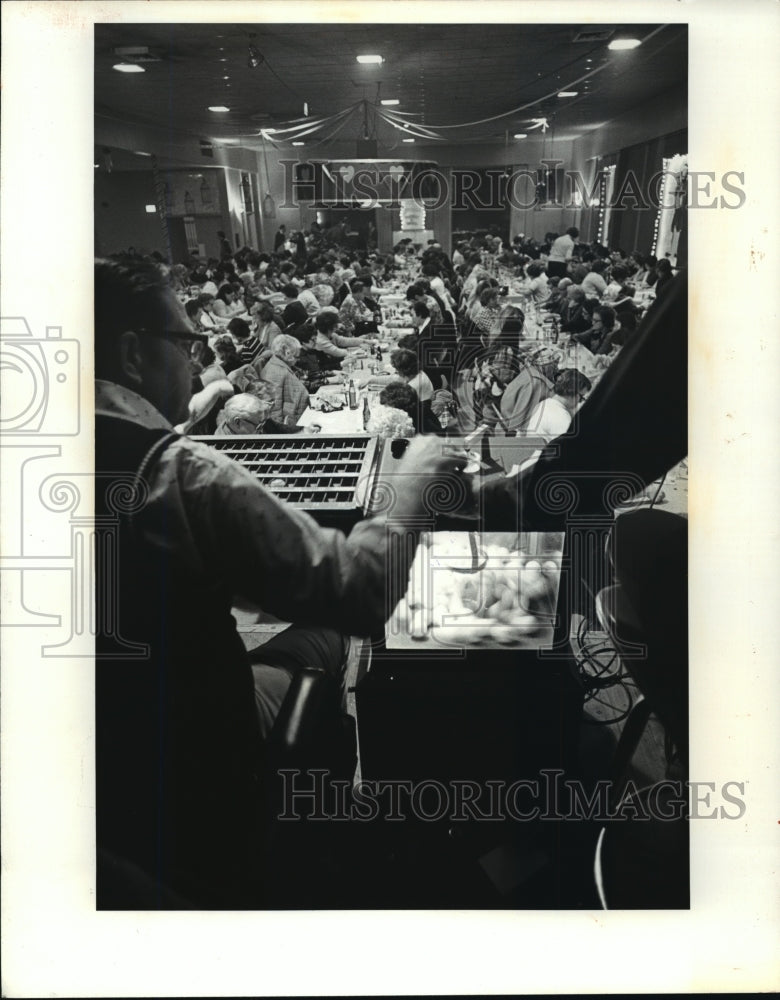 1976 Press Photo Serious bingo players paying attention to their cards - Historic Images