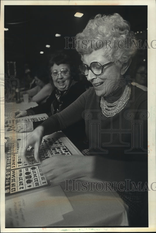 1975 Press Photo Audrey Klika of Green Bay playing bingo - mja06765-Historic Images