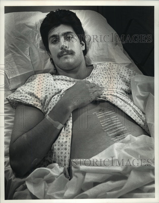 1989 Press Photo Jesse Benetiz displayed stitches from his recent surgery - Historic Images