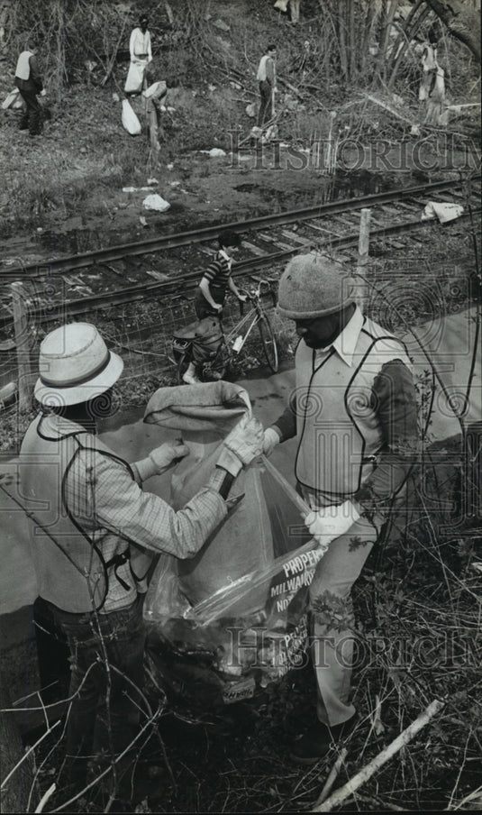 1962 Press Photo General assistance recipients cleaned up East Side bike trail - Historic Images
