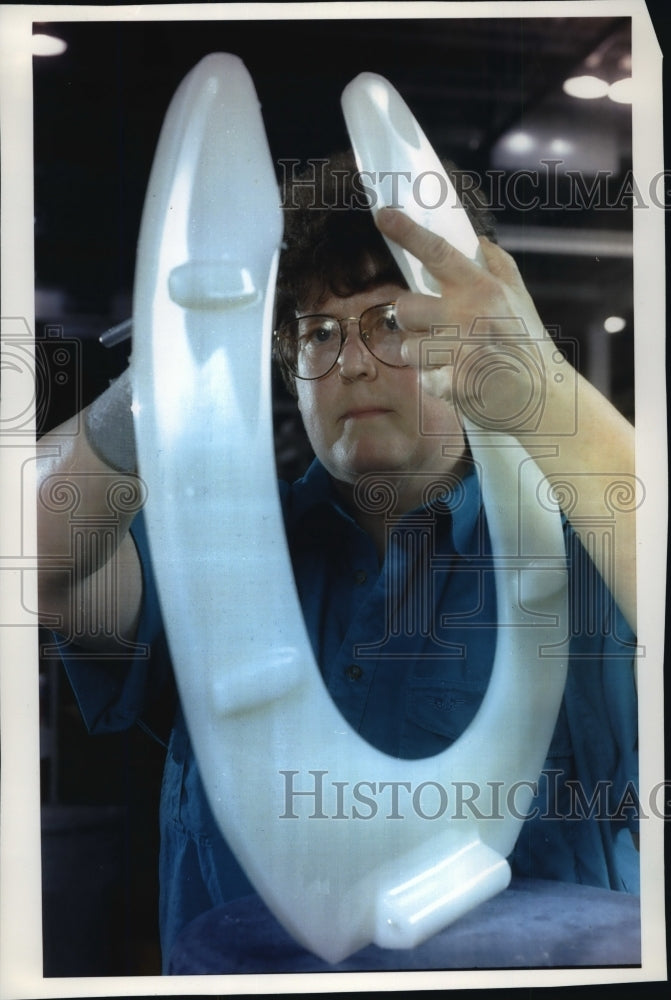 1994 Press Photo Sandra Smith, Manufacturing employee in Shebogan Falls - Historic Images