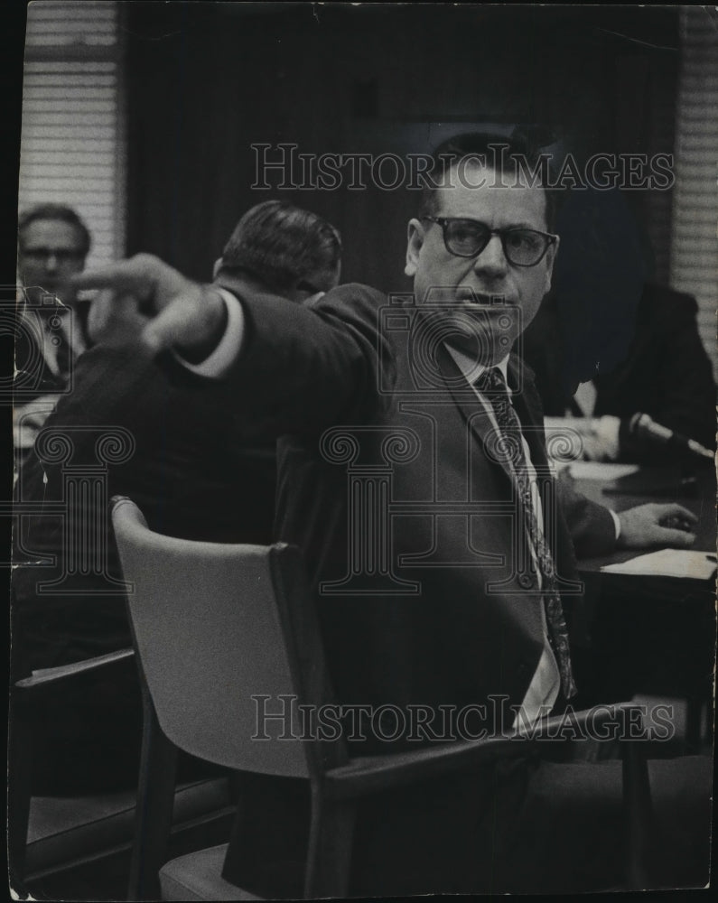 1969 Press Photo Alderman Robert A. Anderson Asks For Reporters To Leave-Historic Images