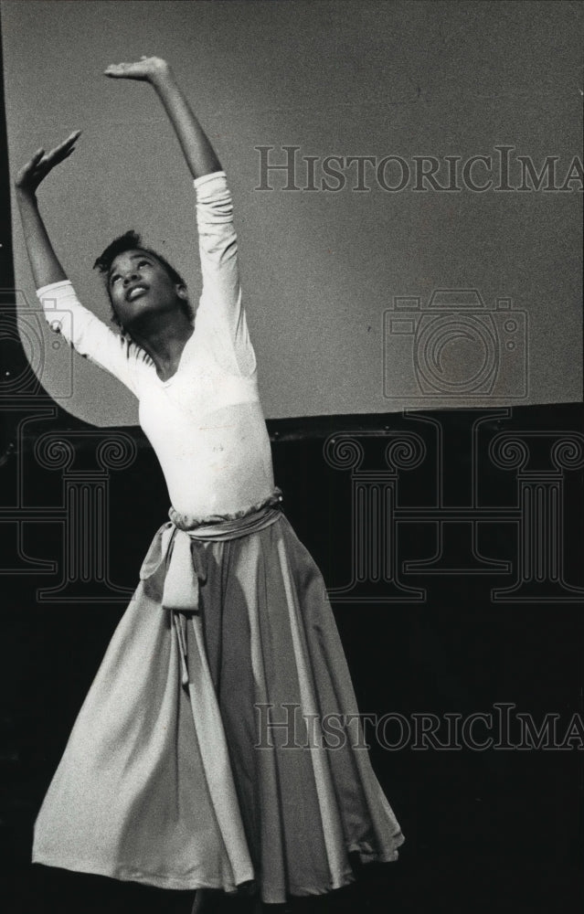 1989 Press Photo Member of Boys &amp; Girls club of Greater Milwaukee Dancing - Historic Images