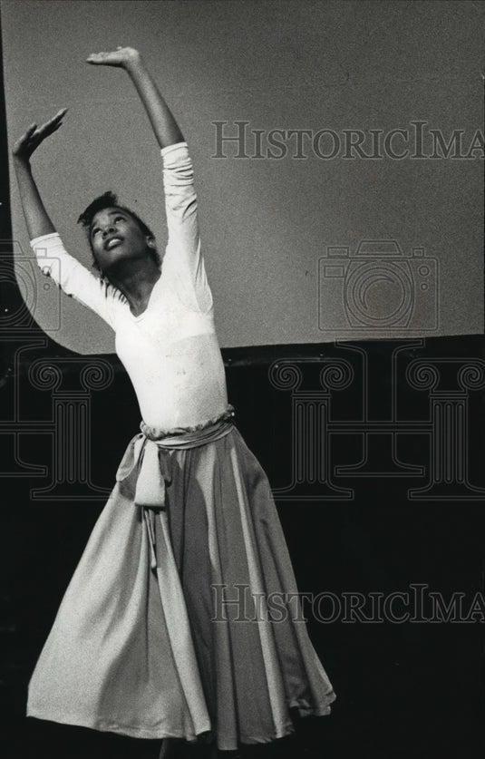 1989 Press Photo Member of Boys & Girls club of Greater Milwaukee Dancing - Historic Images