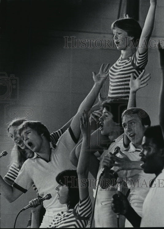 1977 Press Photo Jan Collins of Kids From Wisconsin Group Lifted in Air - Historic Images