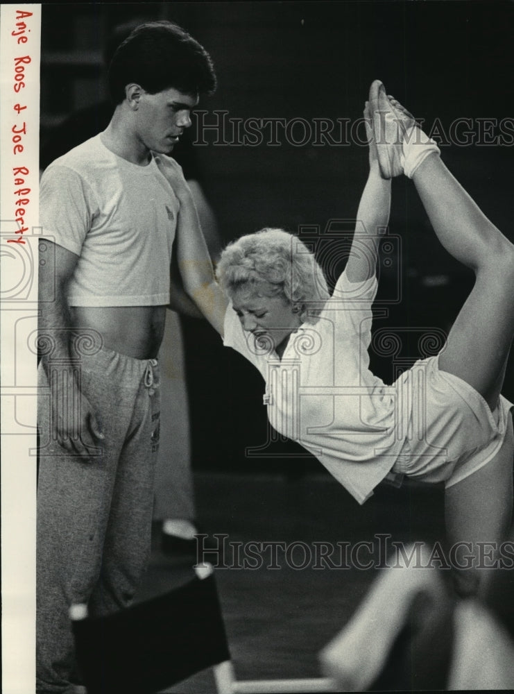 1987 Anje Roos and Joe Rafferty of The Kids From Wisconsin Warm Up ...