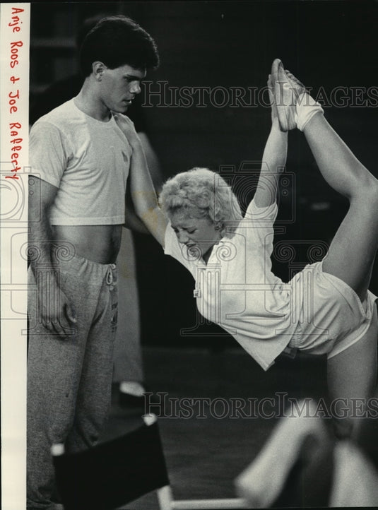 1987 Press Photo Anje Roos and Joe Rafferty of The Kids From Wisconsin Warm Up - Historic Images