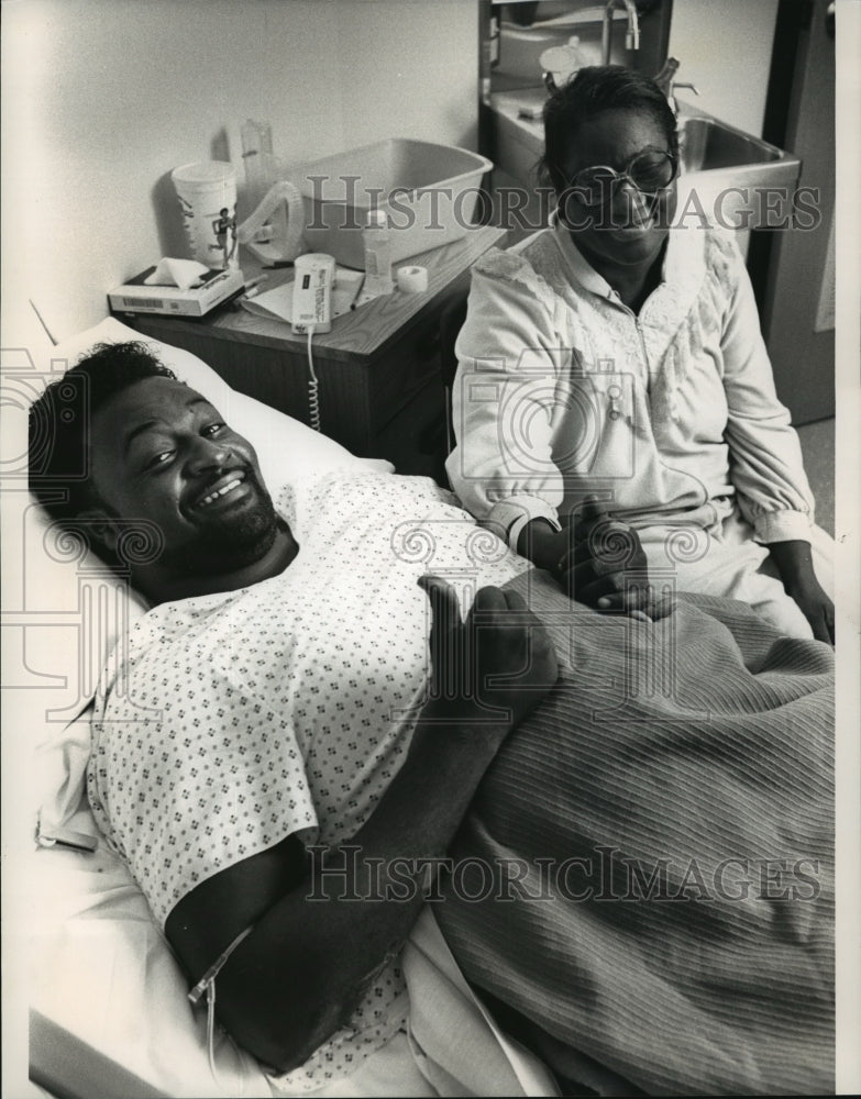 1988 Press Photo McClarence Robinson and his mother Agnes held hands - Historic Images