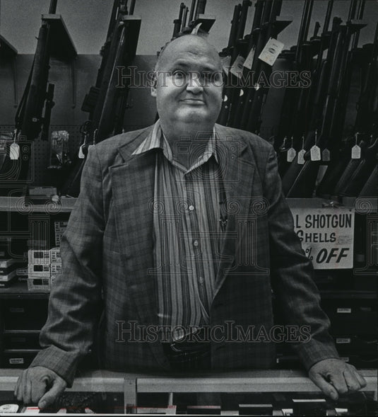 1978 Press Photo Ken J Berendsen, owner Ken's Gun Center, license revoked - Historic Images