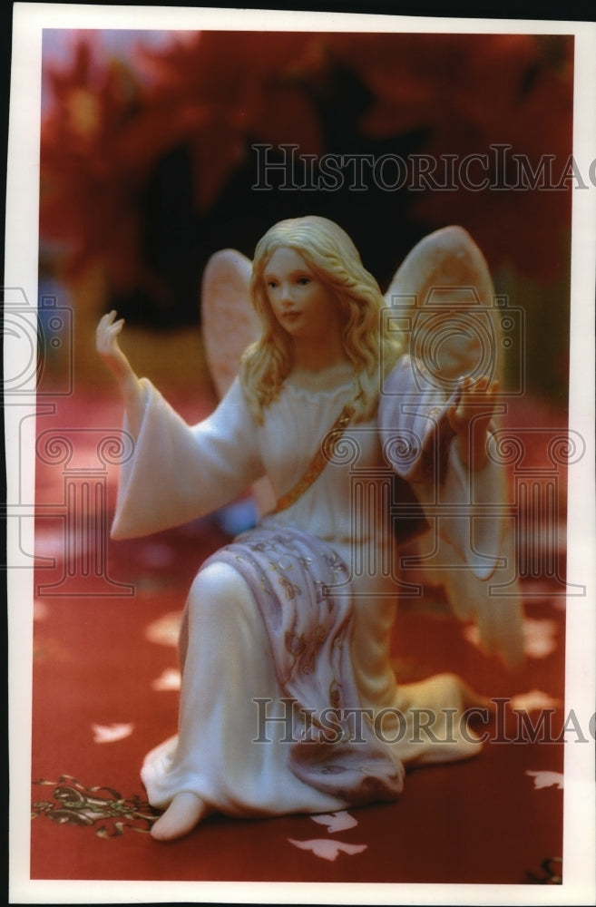 1993 Press Photo Kneeling Angel, part of Joyce Berg&#39;s collection of Angels - Historic Images