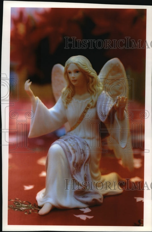 1993 Press Photo Kneeling Angel, part of Joyce Berg's collection of Angels - Historic Images