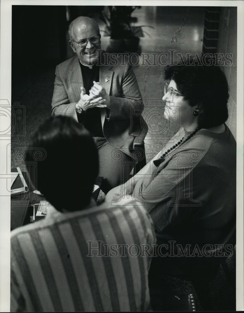 1988 Press Photo Father William Key talking to Martin Keller and Julie Shrager - Historic Images