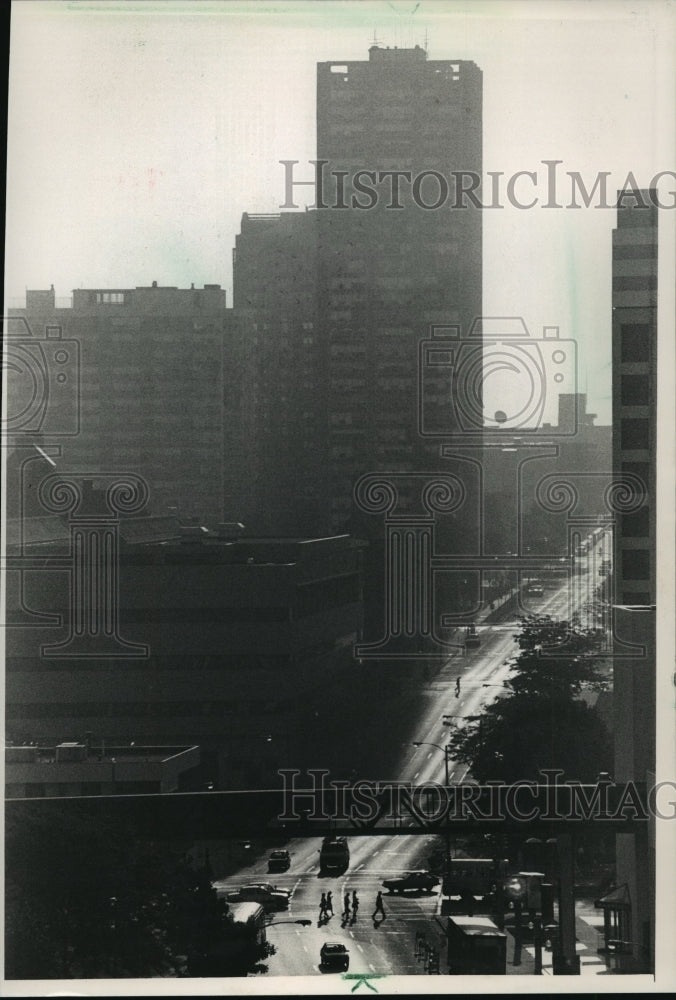 1988 Press Photo Thick haze along State St. in Milwaukee - mja06946 - Historic Images