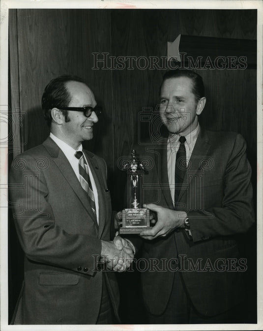 1970 Press Photo Jack Bergren receiving a Sales Meister award from Lyle Thompson - Historic Images