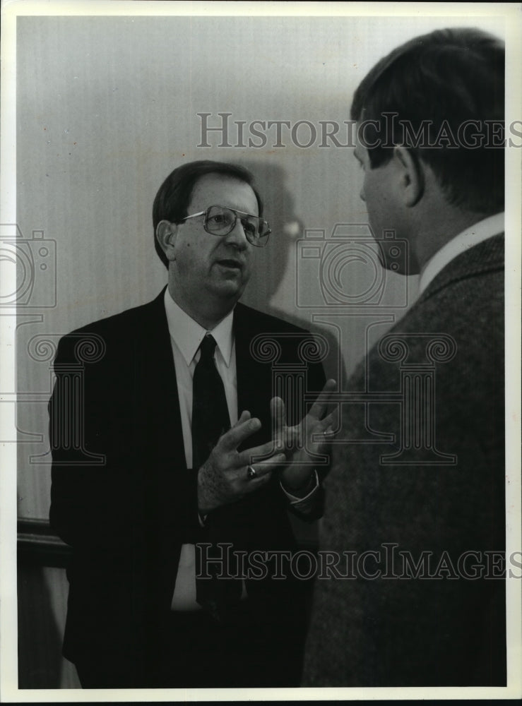 1993 Press Photo John Benson makes a point to a listener at Madison - mja06986 - Historic Images