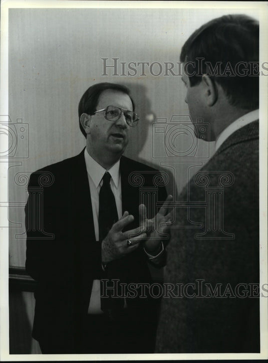 1993 Press Photo John Benson makes a point to a listener at Madison - mja06986 - Historic Images