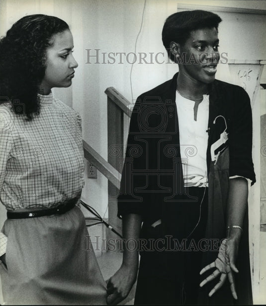 Press Photo Beverly Benson in the Family Living Center at the State Fair - Historic Images