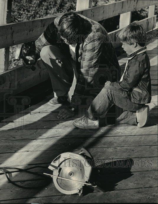 1987 Press Photo George Edwards pounded in a nail as his son, Charlie watched - Historic Images