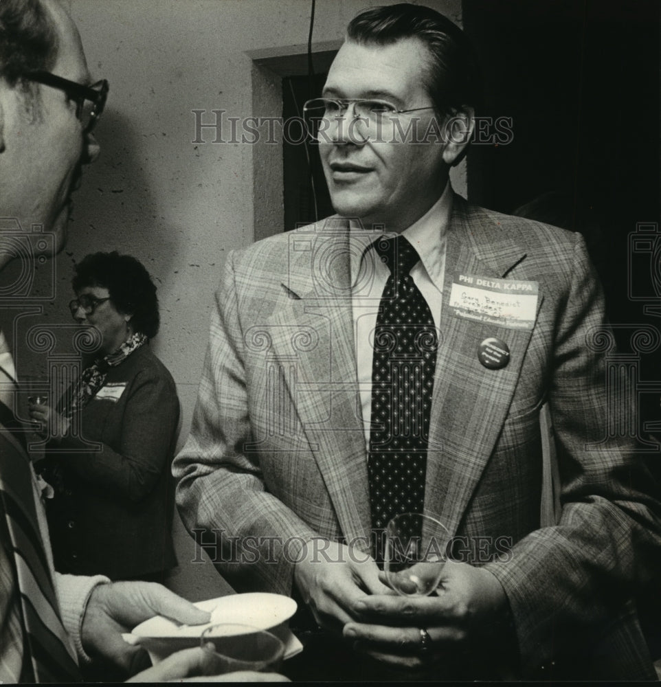 1980 Press Photo Democrat Gary Benedict is at Mukwonago School District meeting - Historic Images