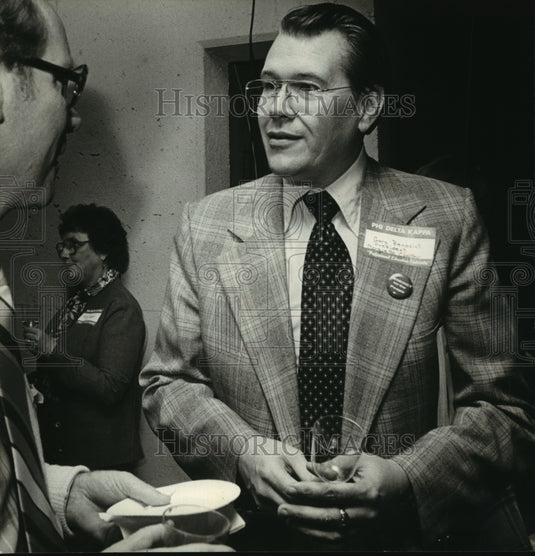 1980 Press Photo Democrat Gary Benedict is at Mukwonago School District meeting - Historic Images
